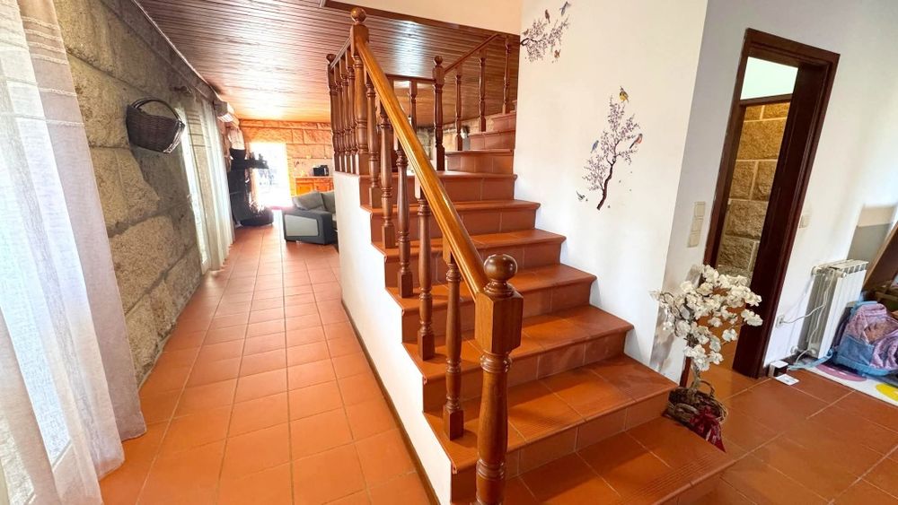 Vendo t4 com 5 casas de banho