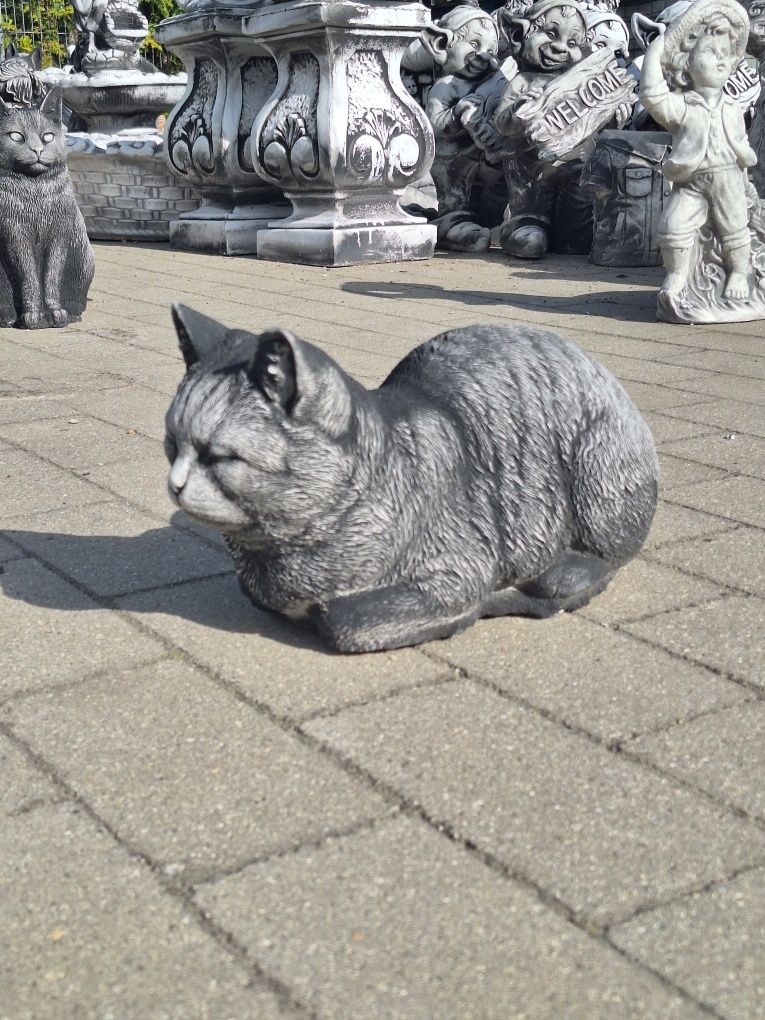 Kot leżący kotek, figura z betonu