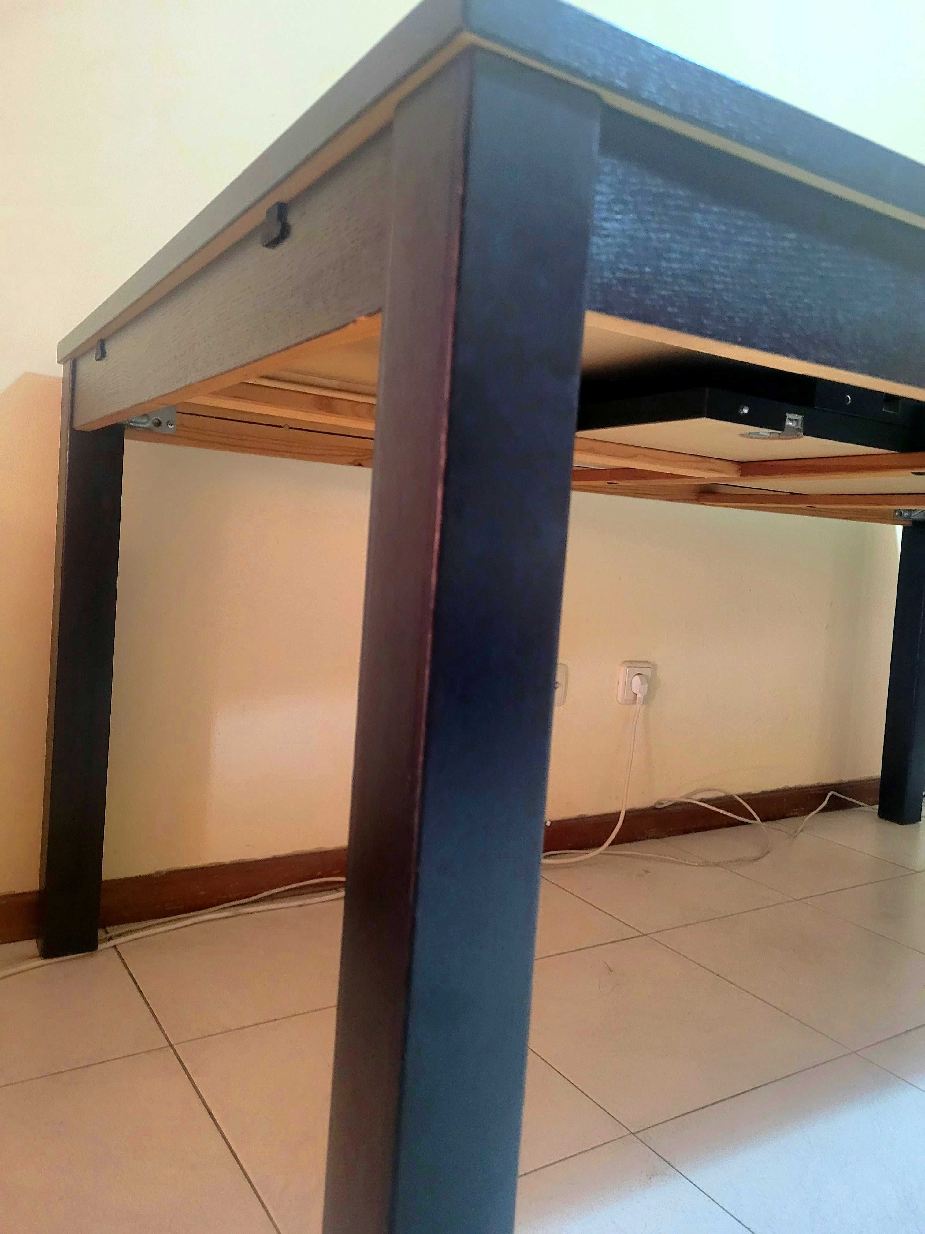 Mesa robusta de sala jantar em wenguê