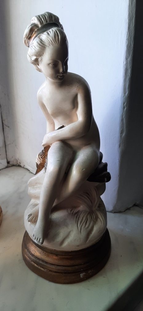 Rzeźba, Dziewczynka chowająca łuk Kupidyna