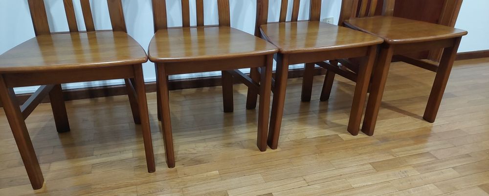 Conjunto de 4 cadeiras em madeira maciça COMO NOVAS