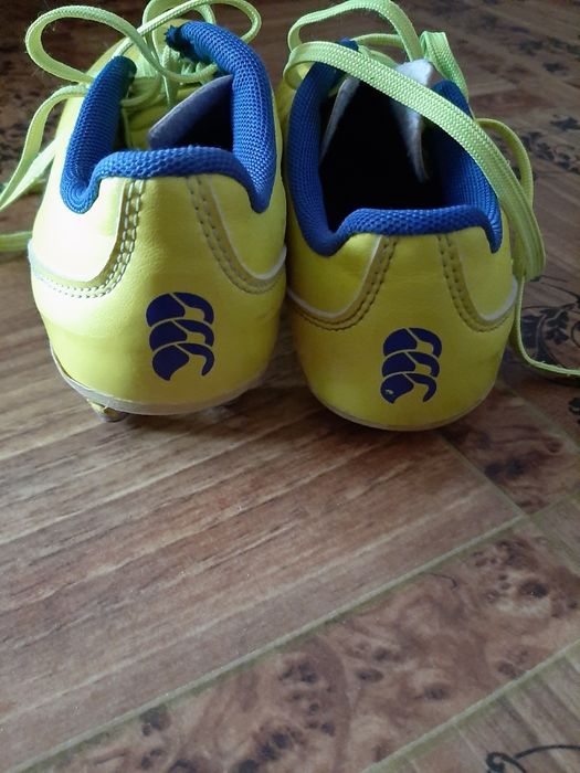 Спортивная обувь бутсы.