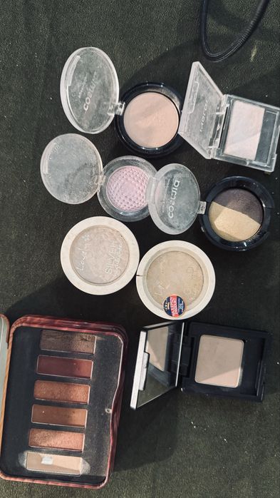 Cienie do powiek kosmetyki do makijażu i dwa rozświetlacze