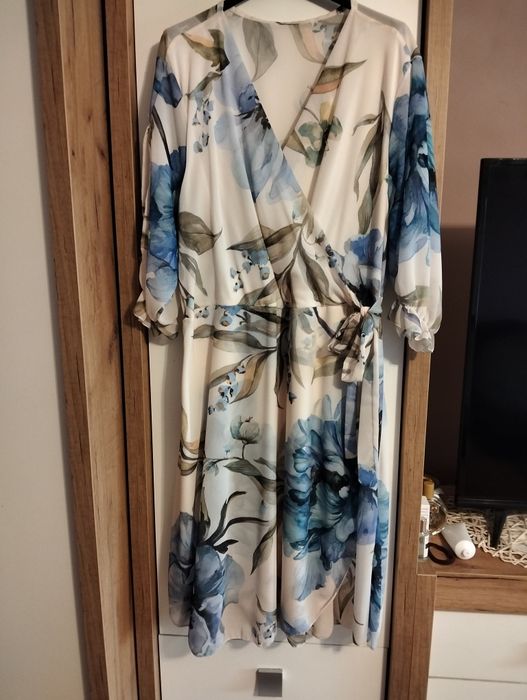 Sukienka w kwiaty plus size 50/52