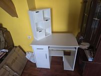 Białe biurko z małą szafką dl dziecka