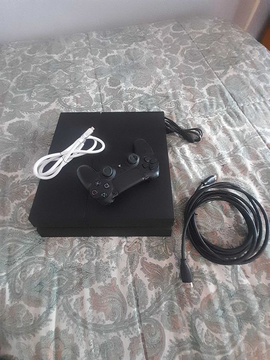 Playstation 4 com comando em bom estado