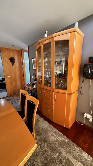 Conjunto mesa de sala de jantar com 6 cadeiras e Vitrina