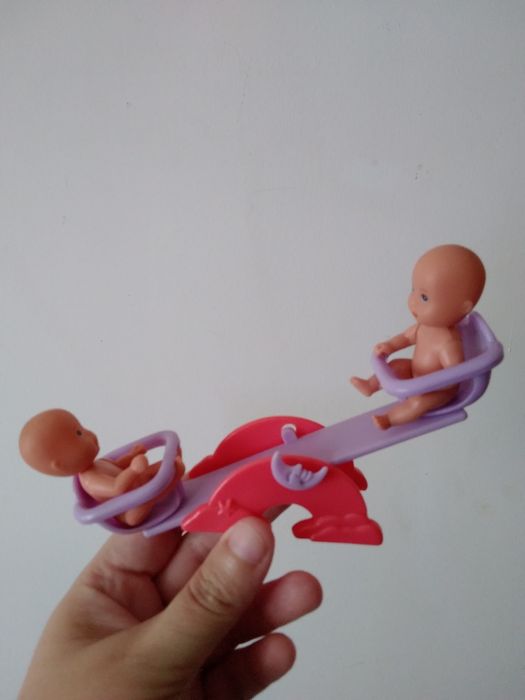 Brinquedos: 2 bebés com baloiço e banheira.