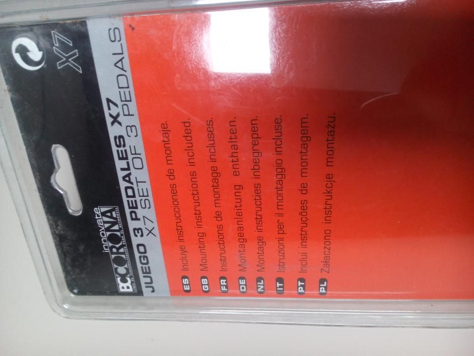 jogo de 3 pedais para automóvel. Novo a estrear / selado