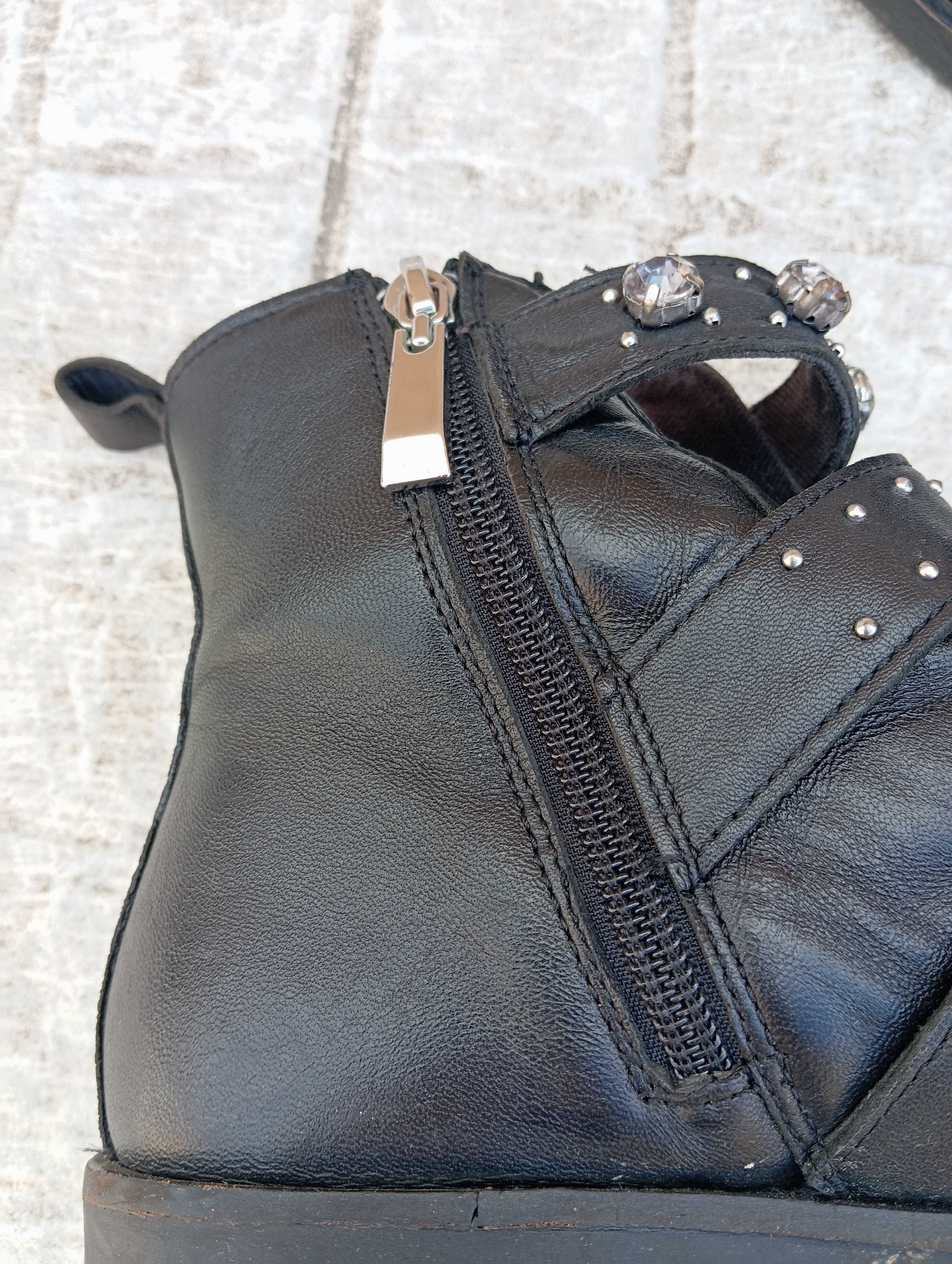Botas pretas com tachas pele Stradivarius