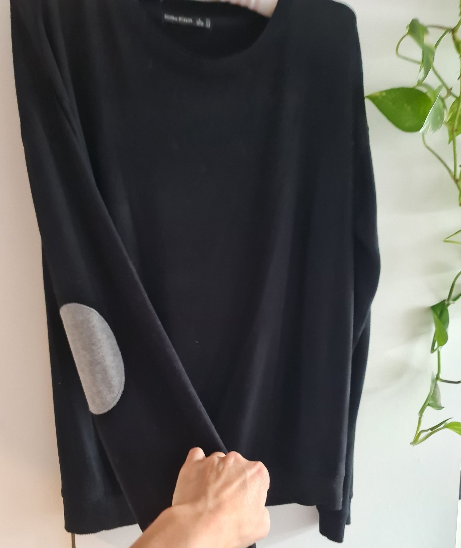 Czarny lekki sweter Bershka, z łatkami na łokciach