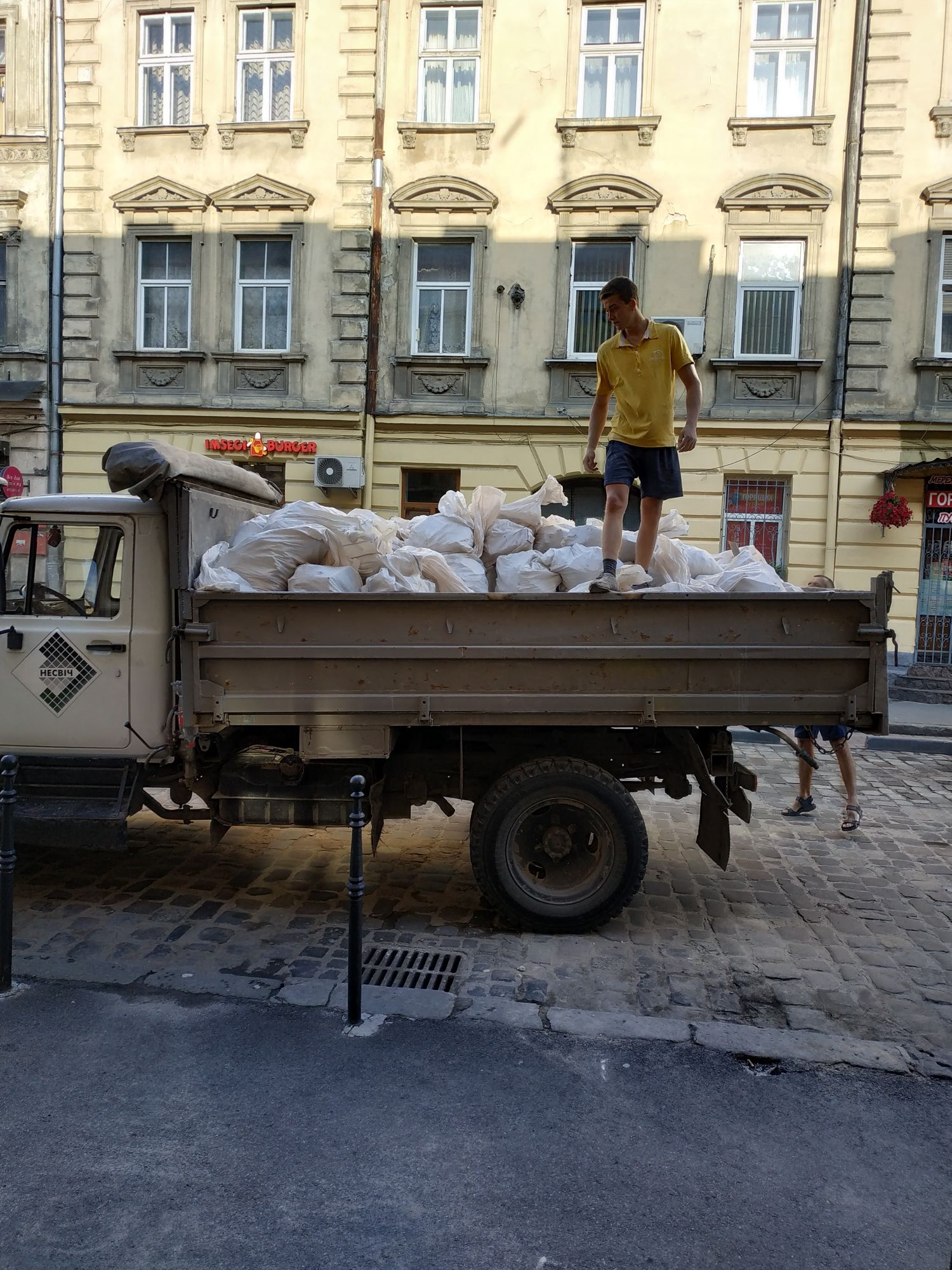 Вивіз сміття,хламу(прибирання підвалів)копання.вантажники