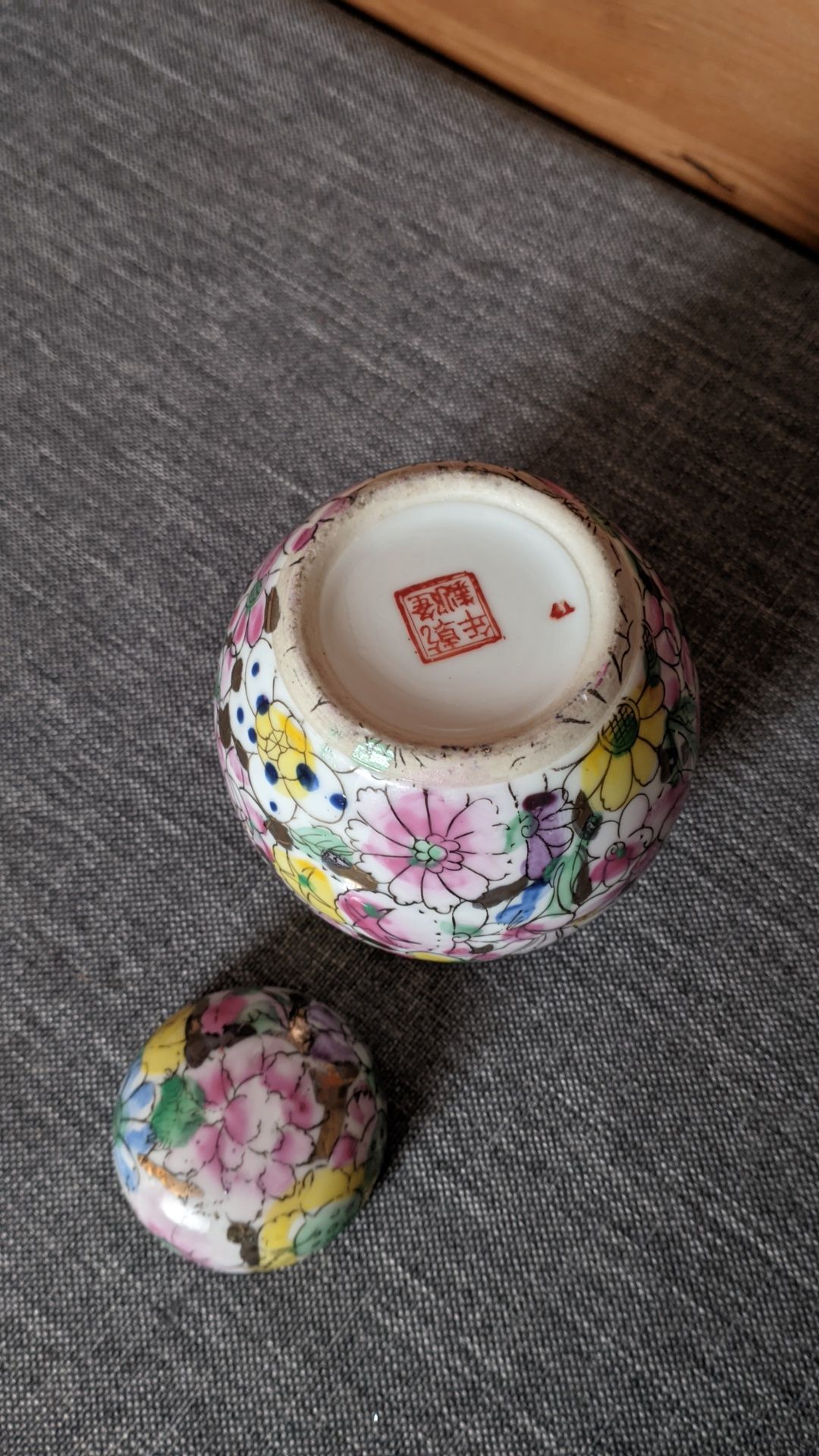Pote oriental vintage com motivo "Mil-flores"