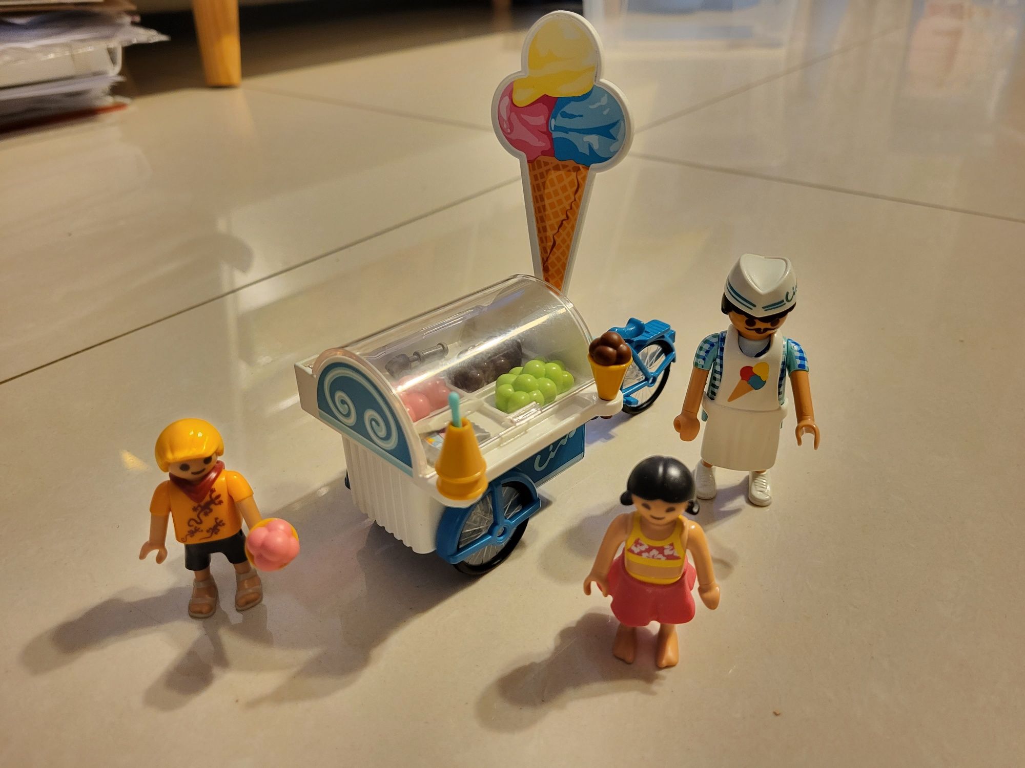 Dwa zestawy playmobil: sprzedawca lodów + Pani z pandą