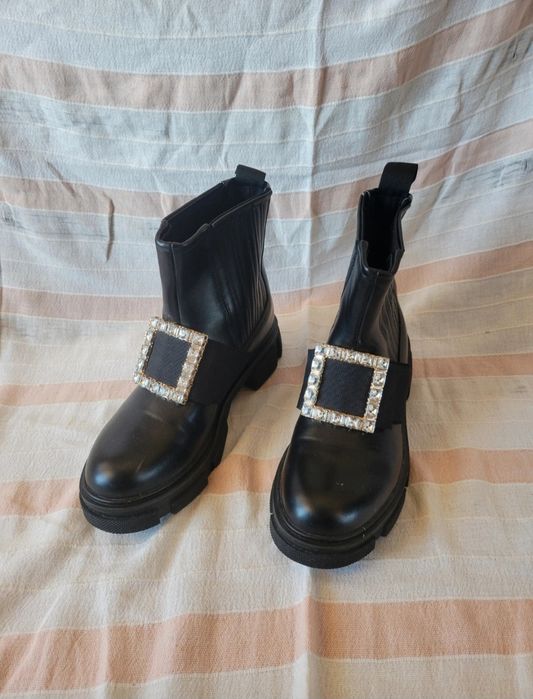 Botas pretas c/detalhe 39