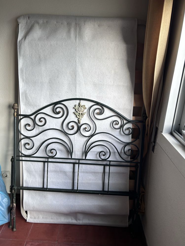 Cama de ferro antiga