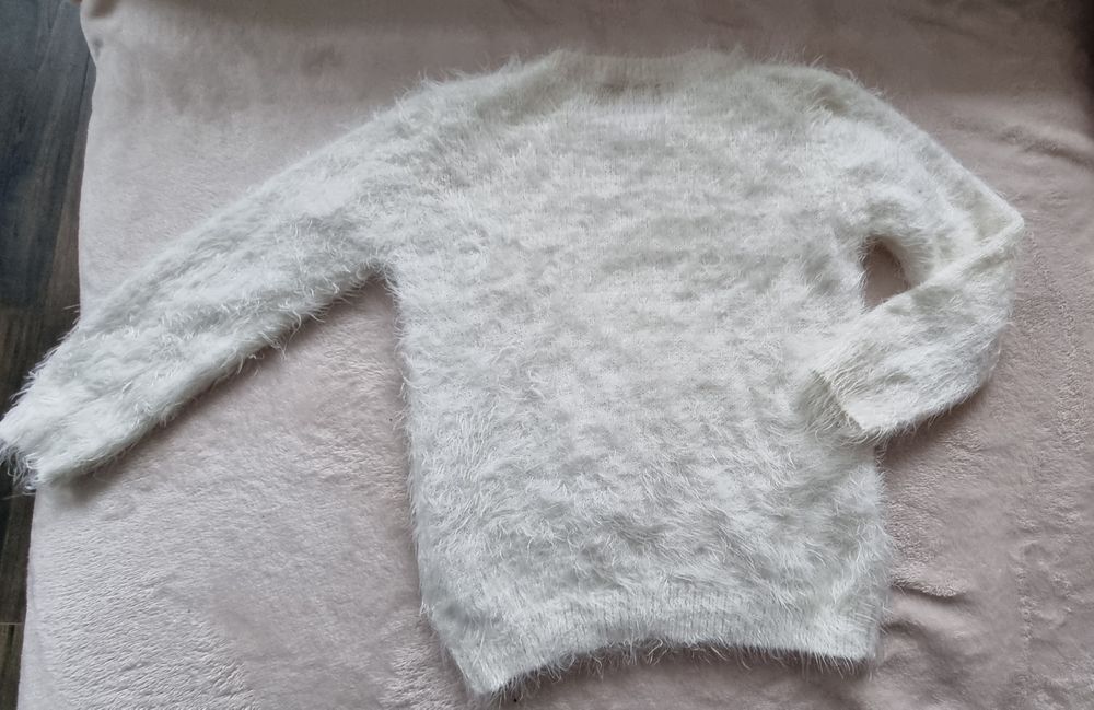 Miękki i przyjemny w dotyku sweterek