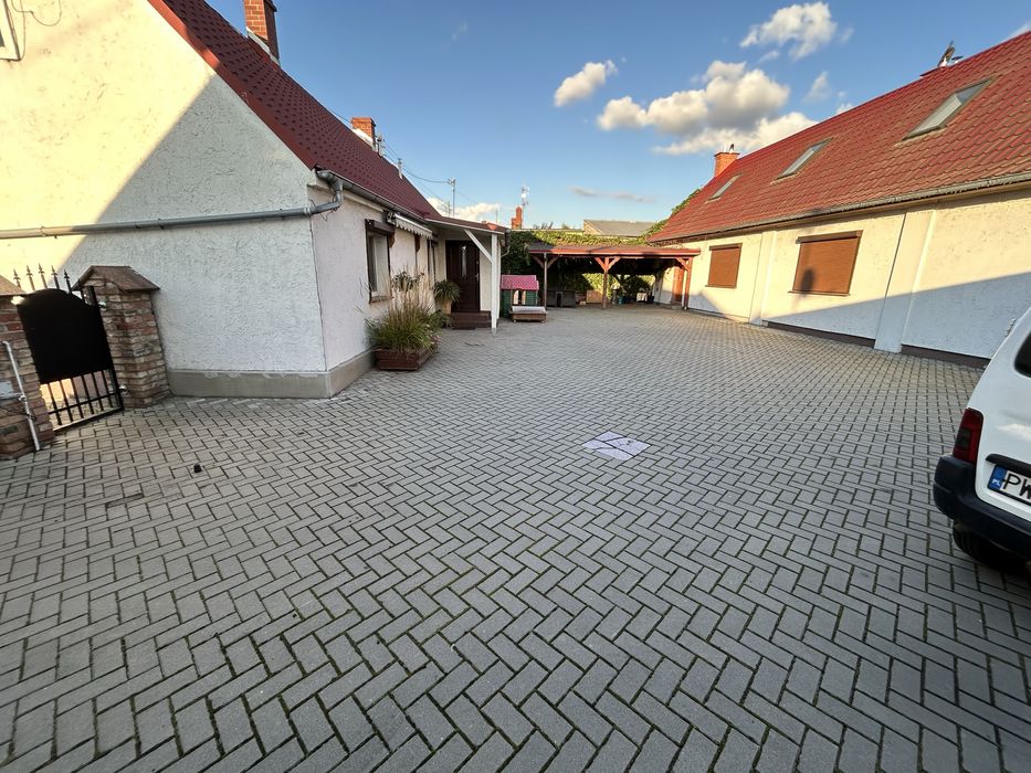 Działka z trzema obiektami mieszkalnymi