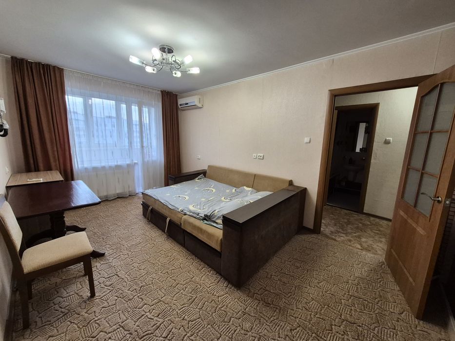 Подобово та погодинно здається 1 кімнатна квартира на Митниці