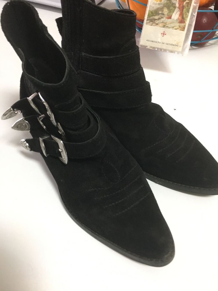 Vendo Botins de camurça Bershka