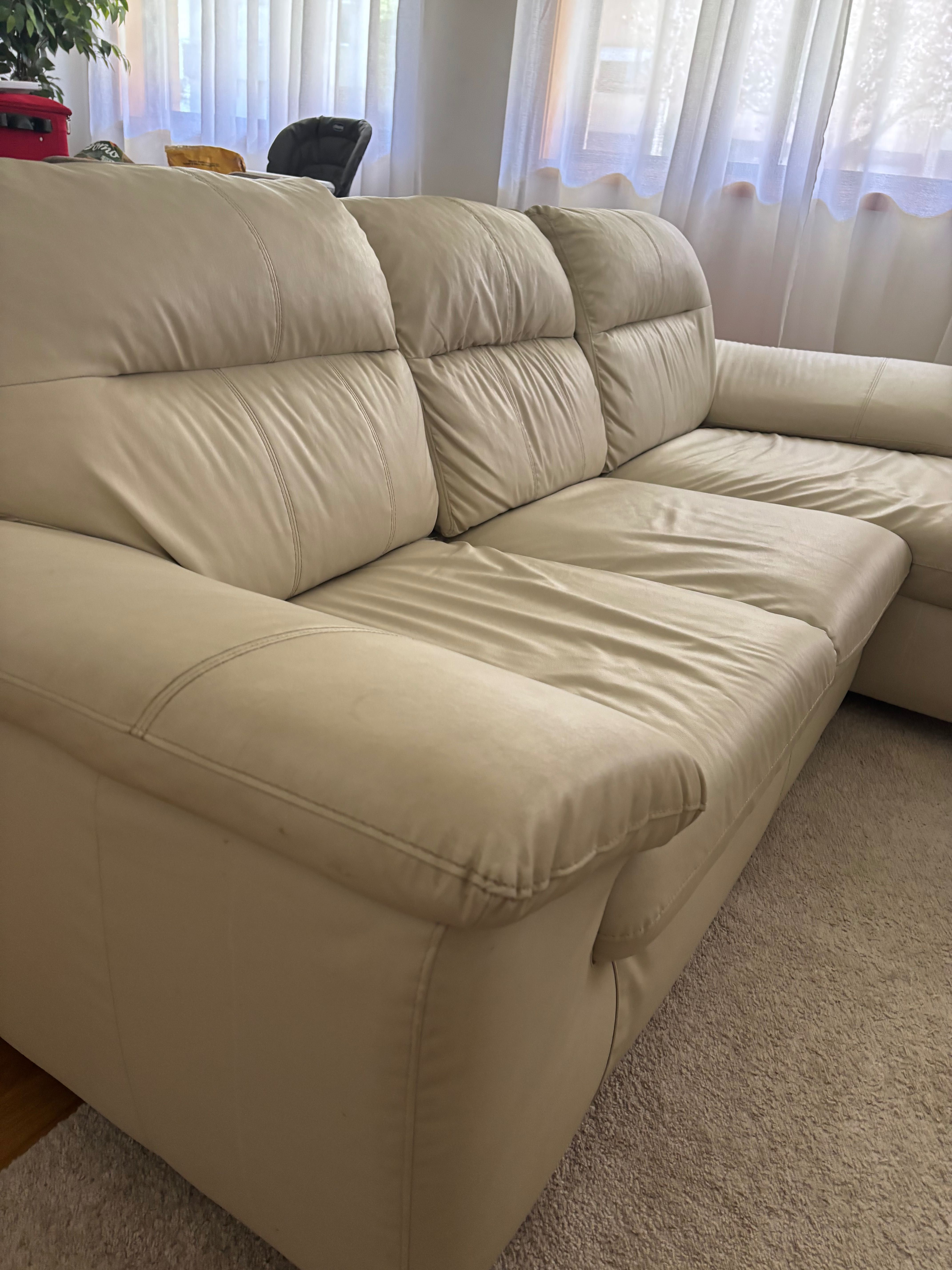 Sofá  com chaise longue  bege estilo pele