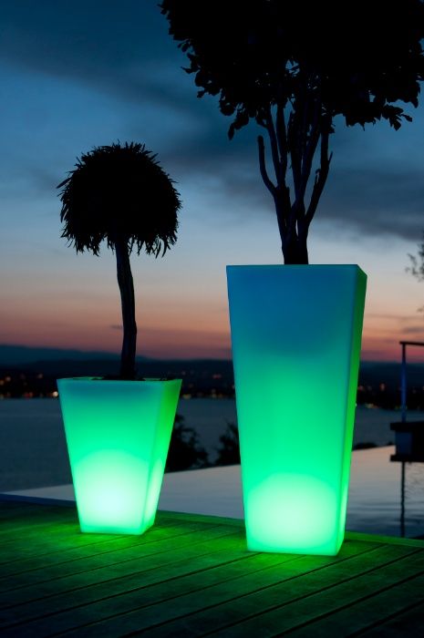 Vasos e floreiras com iluminação led rgb