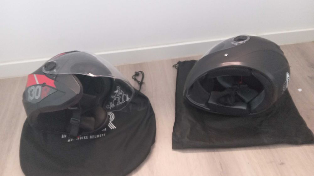 Descrição: Drone, botas de motociclista, capacetes.