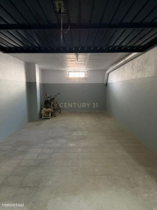 Garagem fechada á venda na Avenida 1º Maio na Costa da Caparica