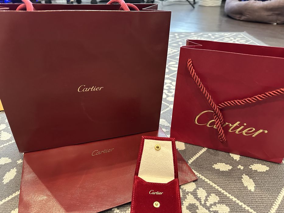 Пакети Cartier і сумочка дла прикраси