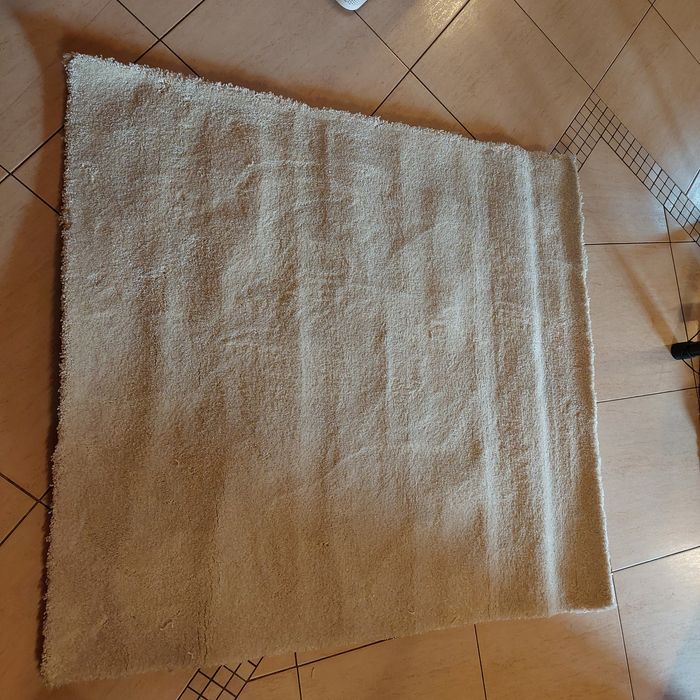 Dywan 123 x 113 cm poliamidowy trwały nie odkształcający się.