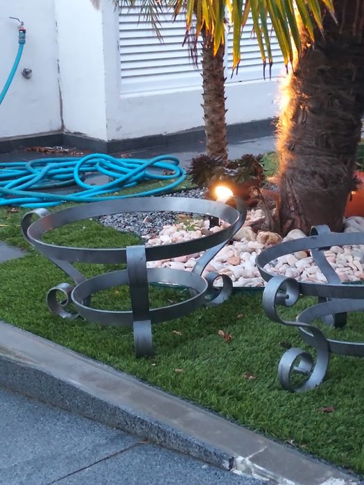 2 Suportes em ferro para vasos