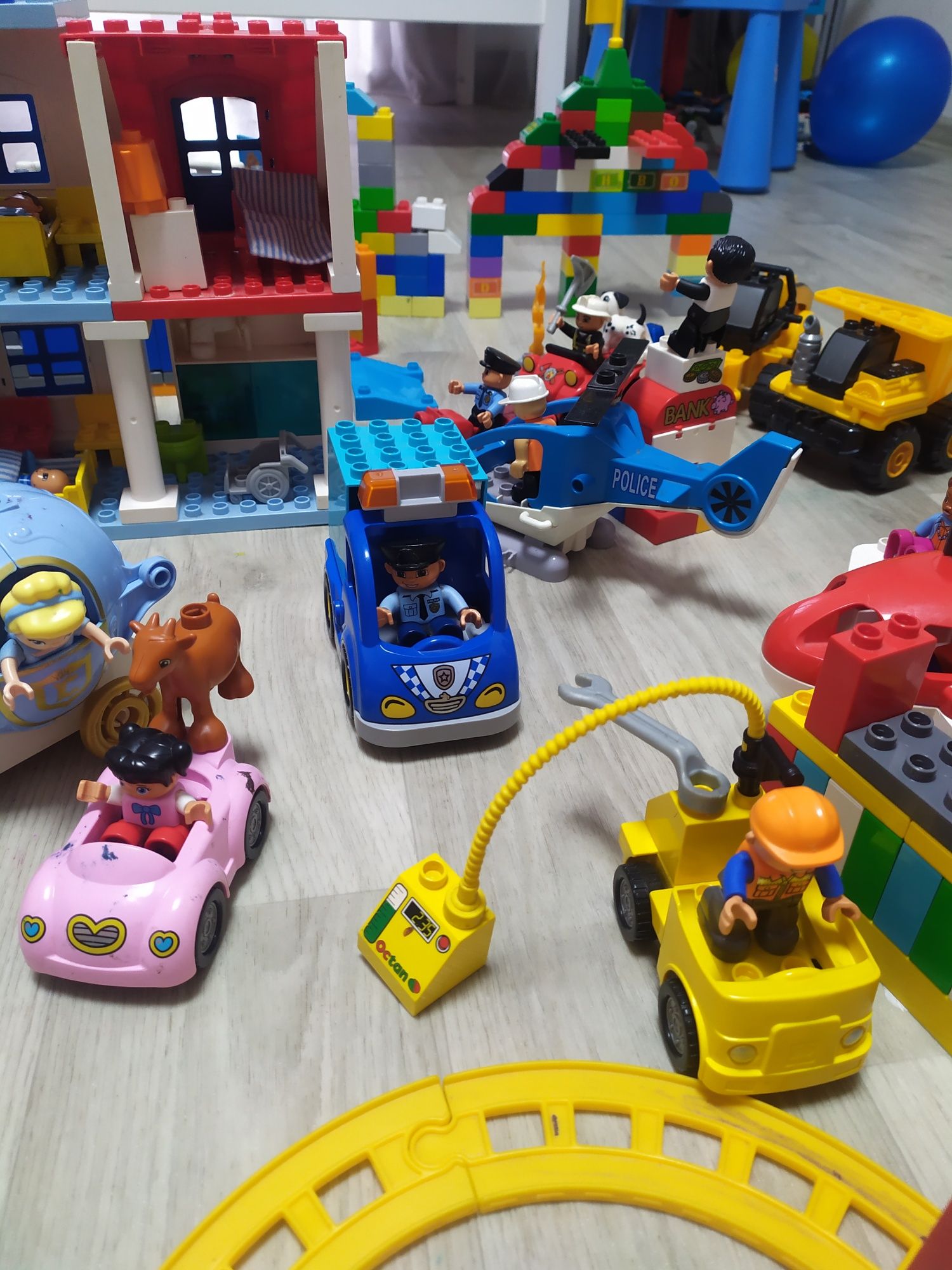 Набори Lego Duplo та Mega Blocks лікарня поліція ферма поїзд аеропорт