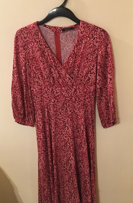 Czerwona sukienka midi do połowy łydki dekolt v kopertowy Mohito 34 X