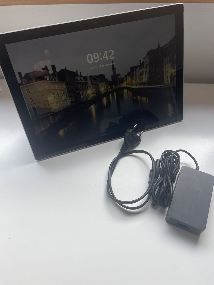 Microsoft Surface Pro 5 – i5 / 4GB / 128GB SSD