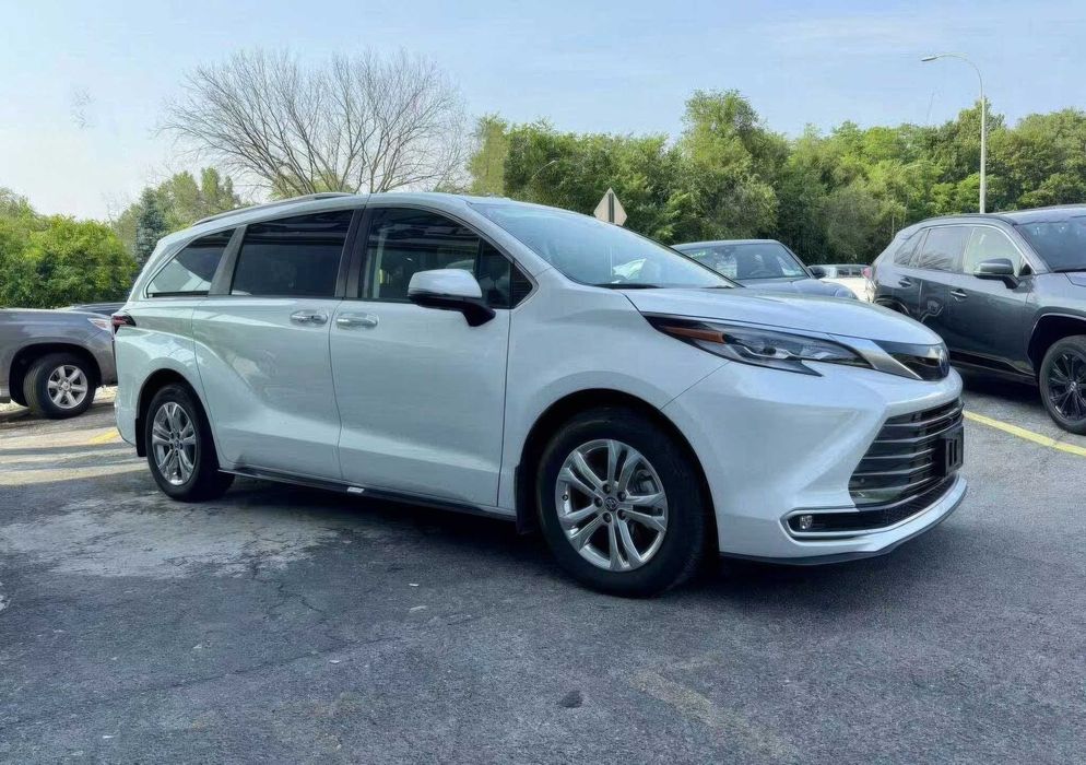 Toyota Sienna Platinum 7-Passenger      2023
