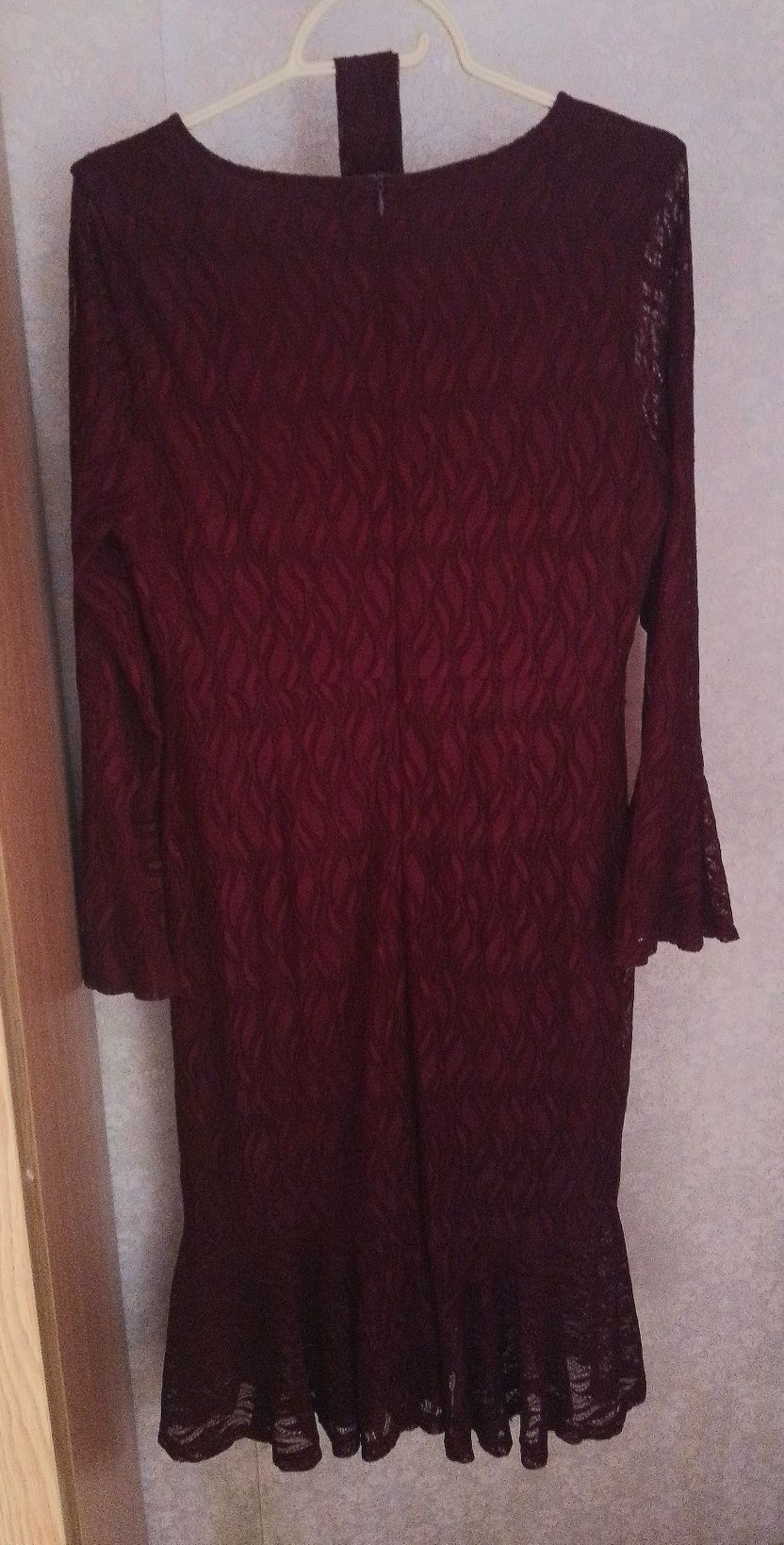 Бардова гіпюрова сукня