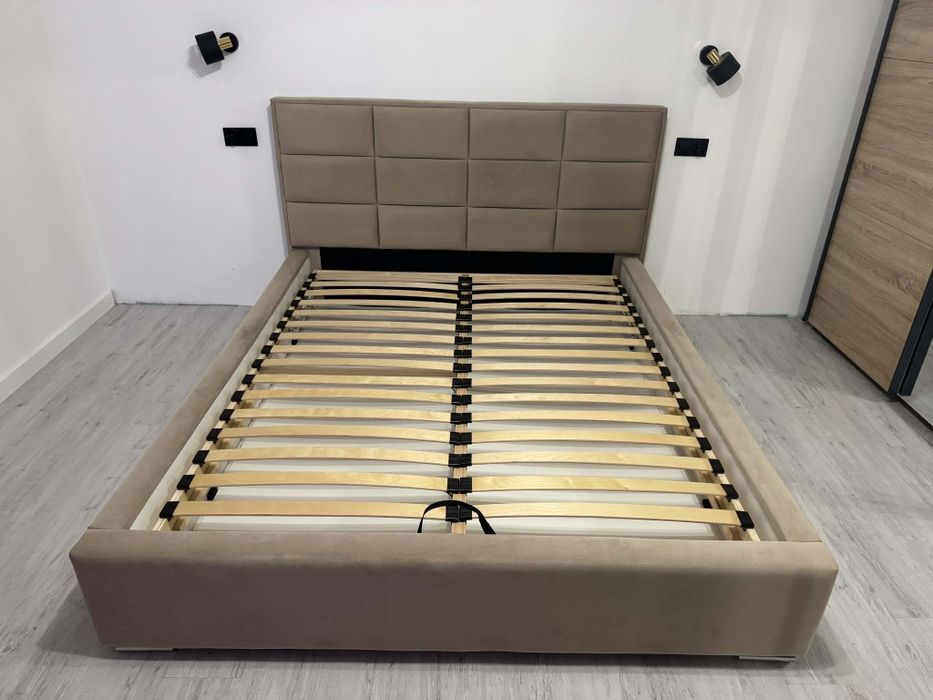 Łózko tapicerowane beżowe 160x200 z materacem