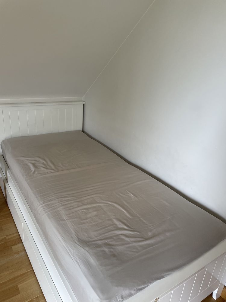 Białe sosnowe łóżko z szufladami i materacem HYLLESTAD