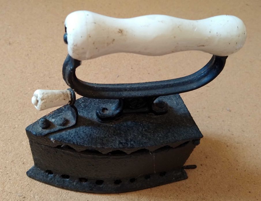 Ferro a carvão antigo