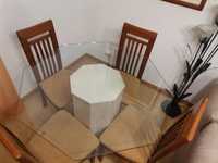 Mesa de jantar de vidro com base de pedra