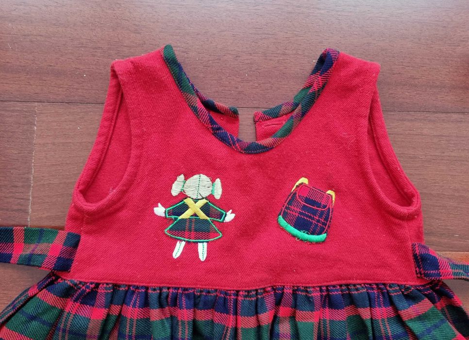 Vestido de inverno com padrão vermelho, azul escuro e verde, tam 24