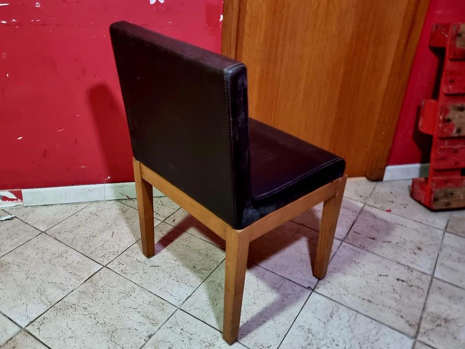 Cadeira Acolchoada com Problemas Estruturais