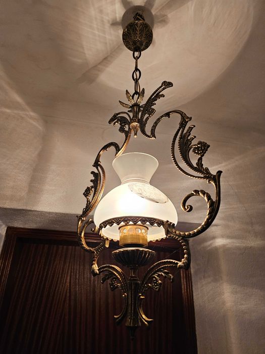 Candeeiro Vintage em Metal Dourado com Globo Fosco