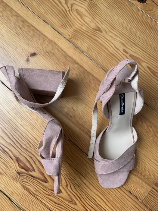 Sandálias stradivarius NOVAS 37