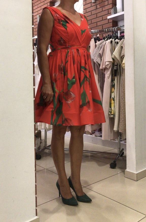 Sukienka czerwona w kwiaty Motive & More krótka na ramiączkach suknia