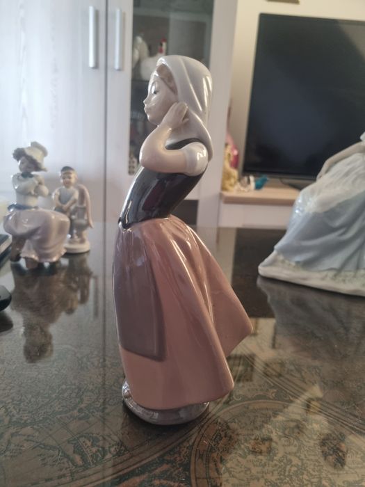Porcelana Nao LLadro/Hiszpania- figurka dziewczyny