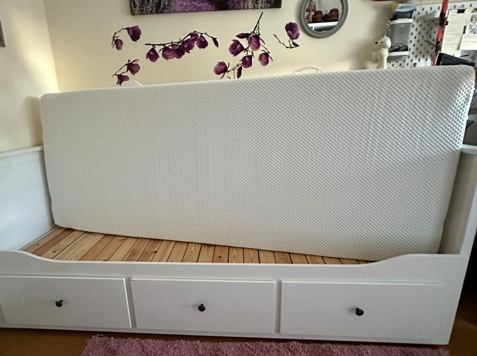 Cama com colchão. Excelente