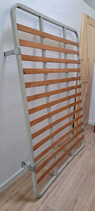 Estrado de casal, de metal e ripas de madeira com 4 pés (183x133)