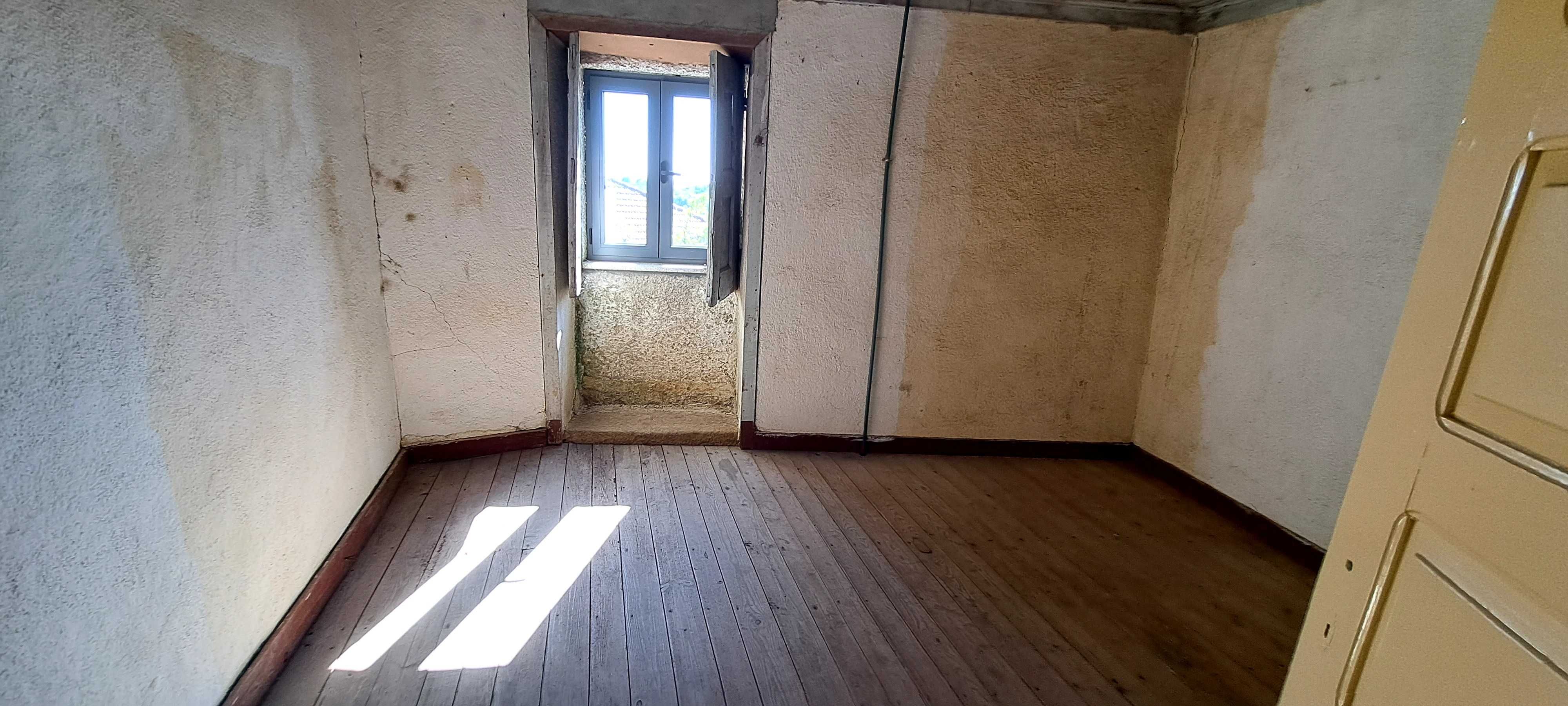 Casa em reconstrução, bem localizada na aldeia a 5 min do Sátão.