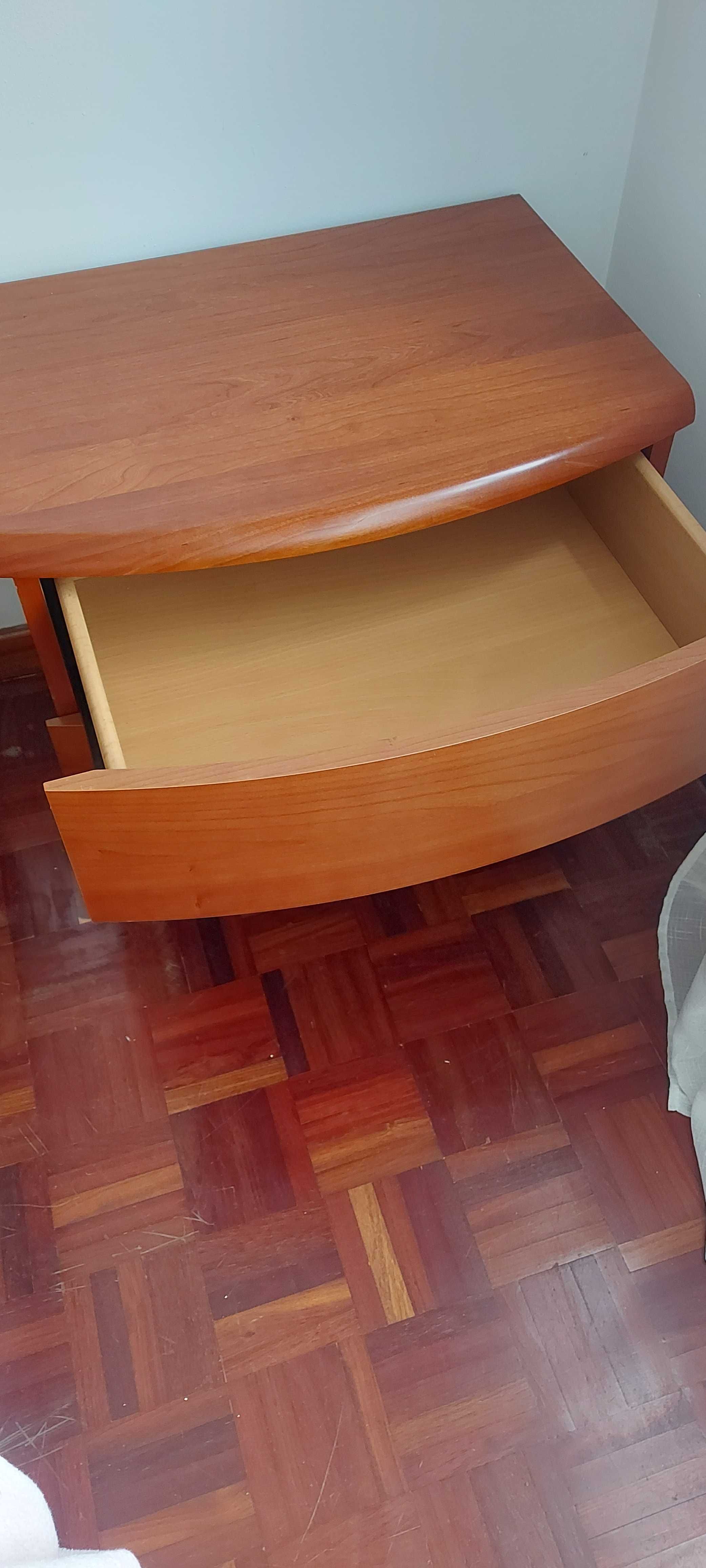 cama casal + 2 mesinhas de cabeceira